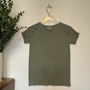 Athleta foothills tee olive small